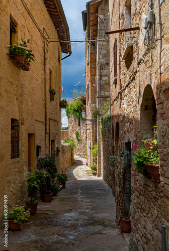Fototapeta Naklejka Na Ścianę i Meble -  Straße in der Altstadt von Col di Val d'Elsa in der Toskana, Italien