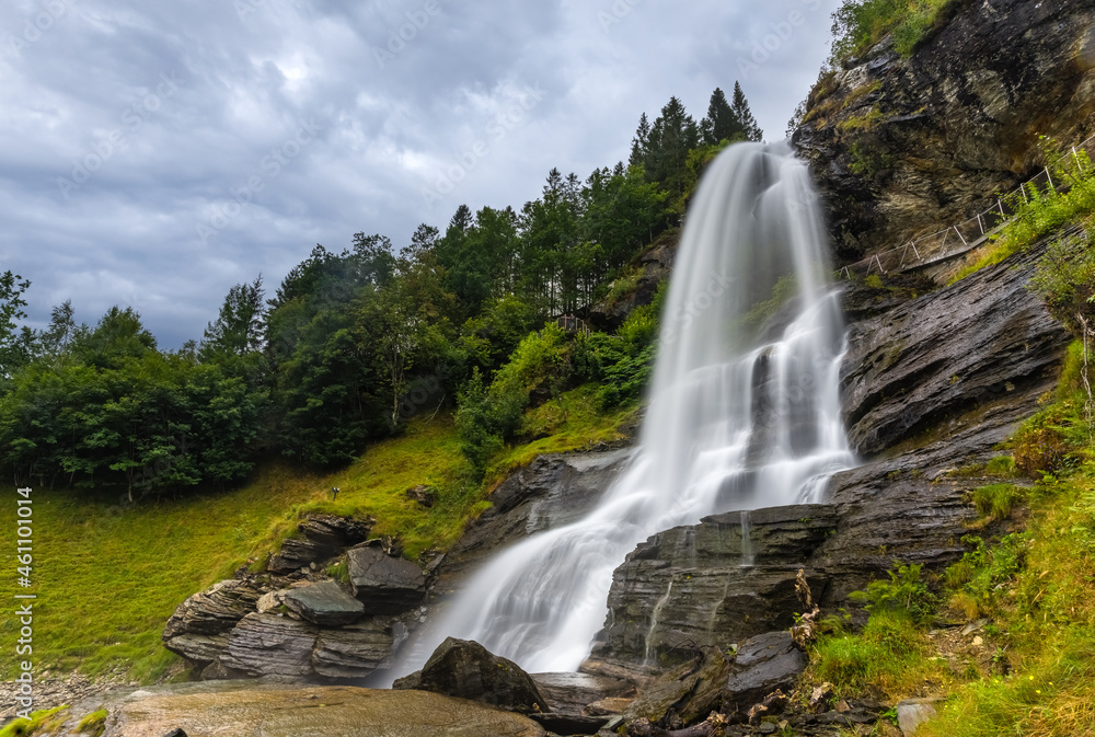 Obraz premium Steinsdalsfossen (also Øvsthusfossen or Øfsthusfossen) a waterfall in the village of Steine in Kvam, Vestland, Norway