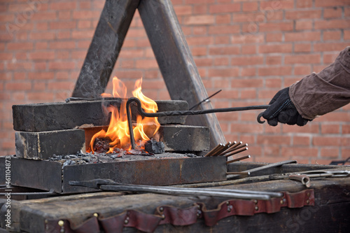 Obraz na płótnie blacksmiths work with metal, heating it in a fire. w salonie