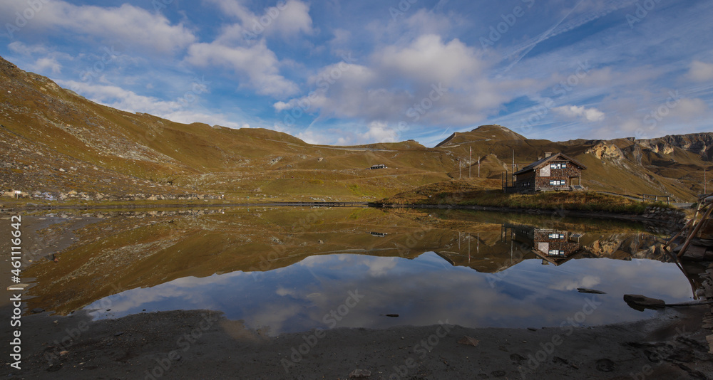 Spiegelung einer Herbstlandschaft in Fuscherlacke.