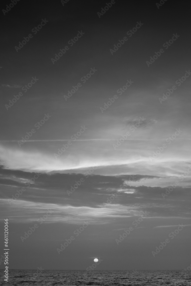 Fototapeta premium zachód słońca nad morzem bałtyckim