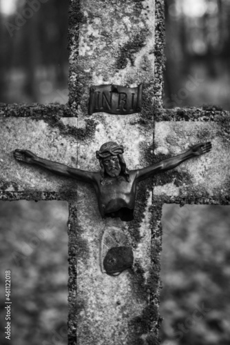 Stary krzyż na grobie