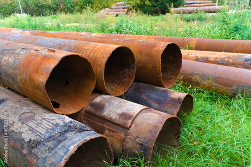 Obraz na płótnie Stacked rusty metal pipelines in construction site w salonie