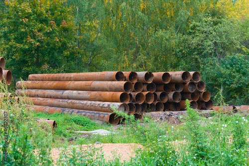 Obraz na płótnie Stacked rusty metal pipelines in construction site w salonie