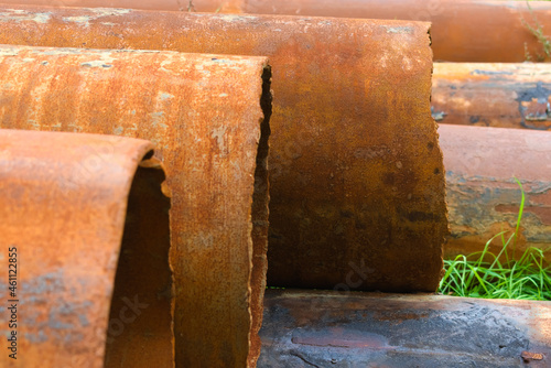 Obraz na płótnie Stacked rusty metal pipelines in construction site w salonie