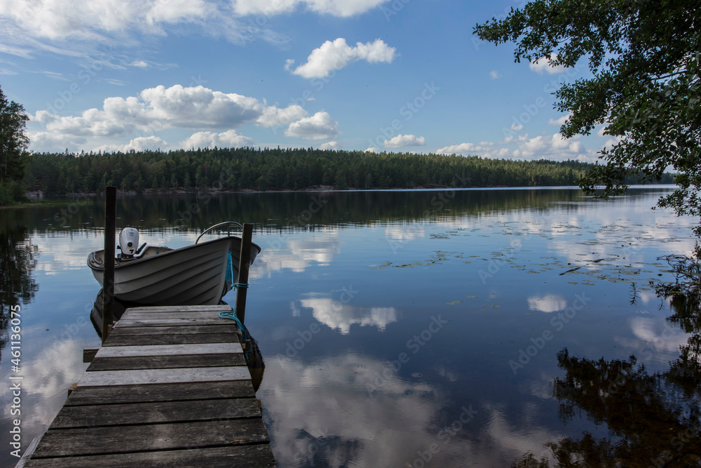 Naklejka premium See mit Ruderboot in Schweden