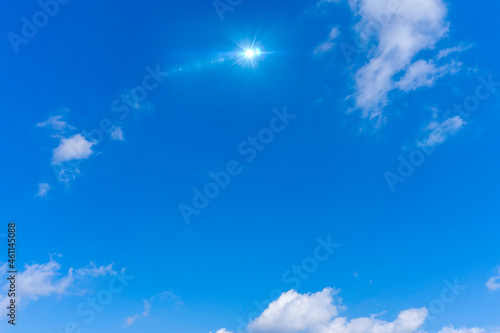 青いグラデーションが美しい大空と雲と太陽光の背景素材_n_07