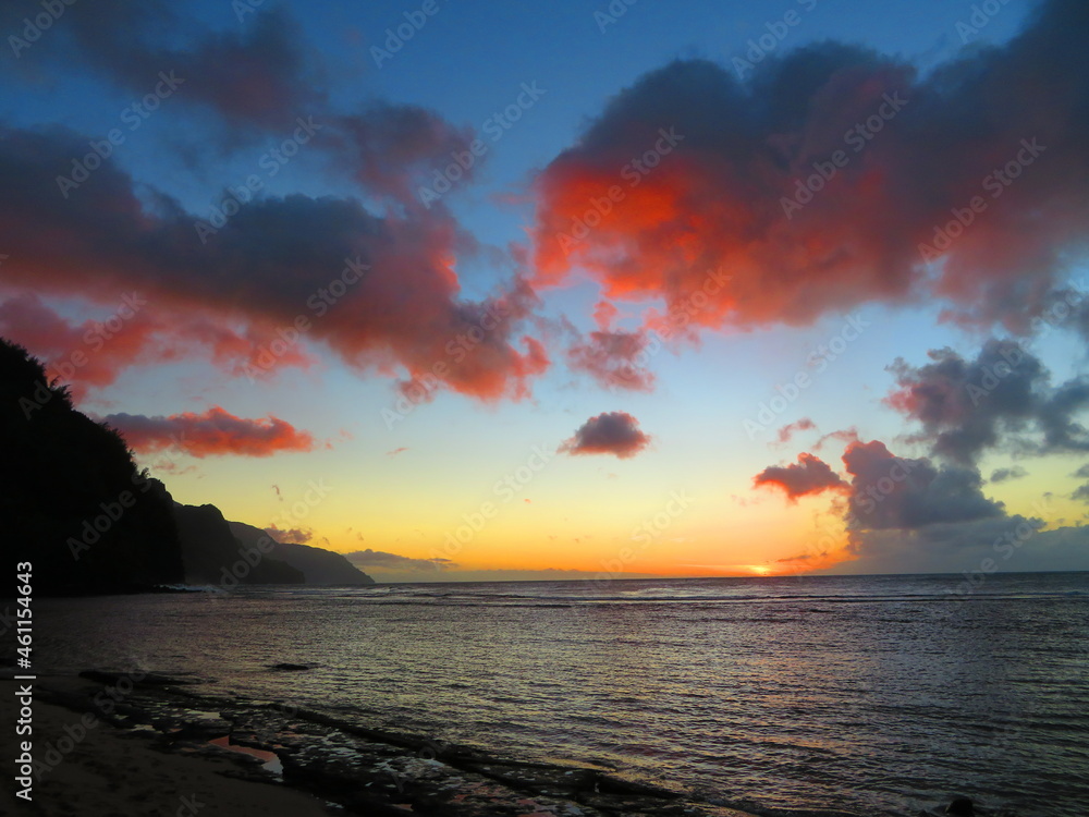 Obraz premium Beautiful sunset in Hawaii by ocean