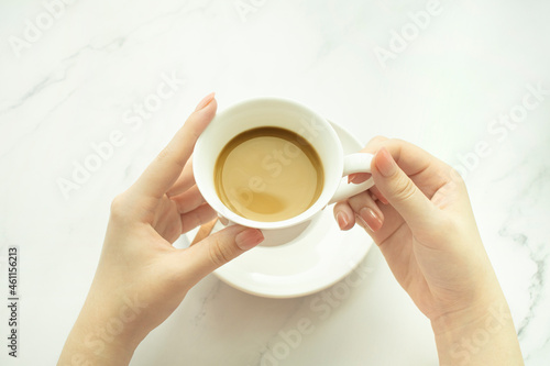 커피잔을 들고 있는 여자의 손