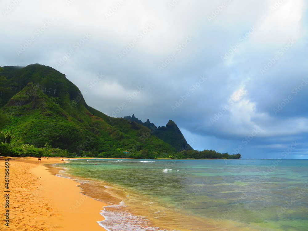 Obraz premium Beautiful sunset in Hawaii by ocean