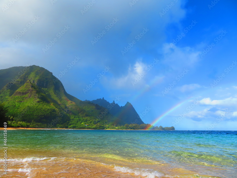 Obraz premium Beautiful sunset in Hawaii by ocean