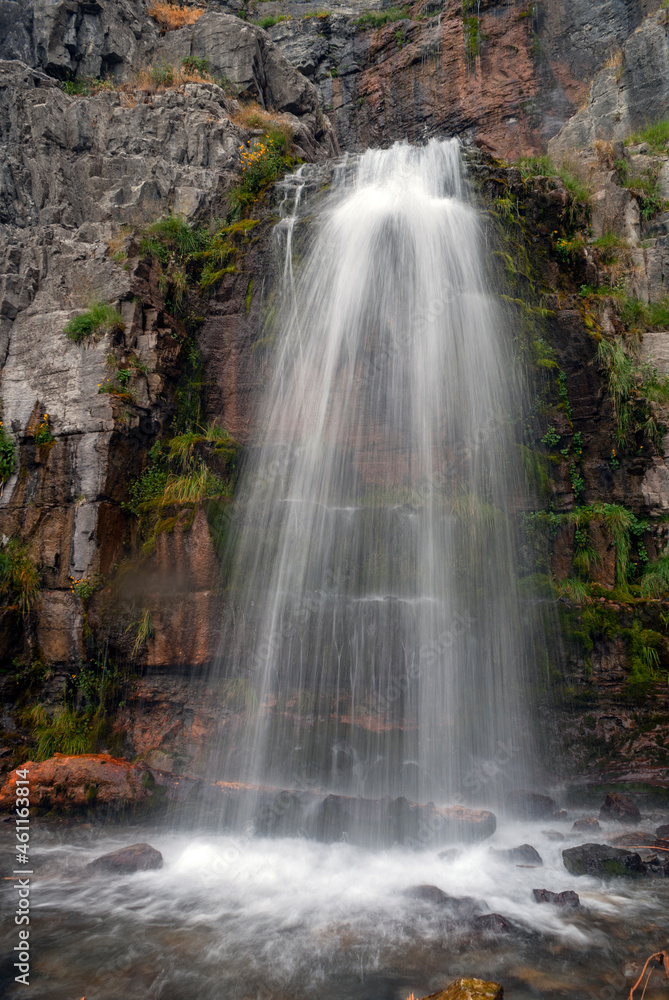 Obraz premium Stewart Falls waterfall on mount timpanogos