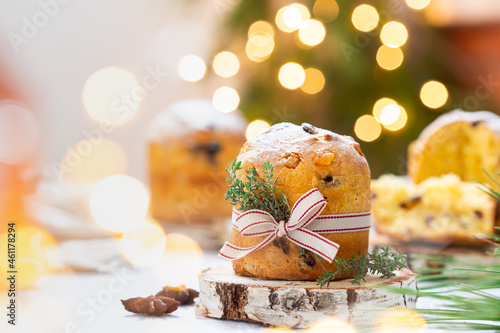 Foto Traditional Italian Christmas cake Panettone with festive decorations