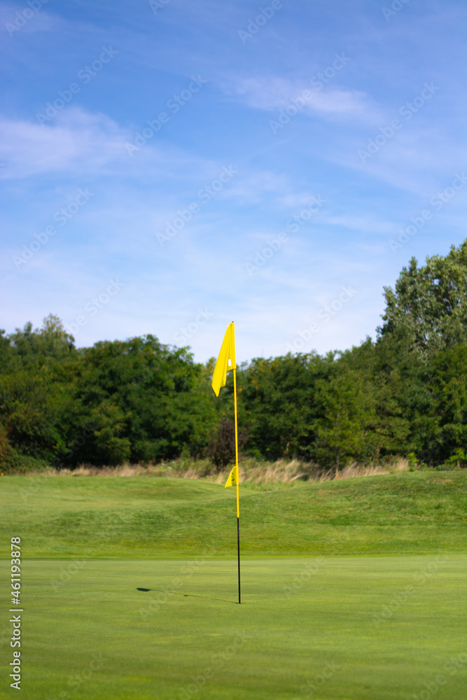 Obraz premium Golf Platz Fahne Gelb Himmel