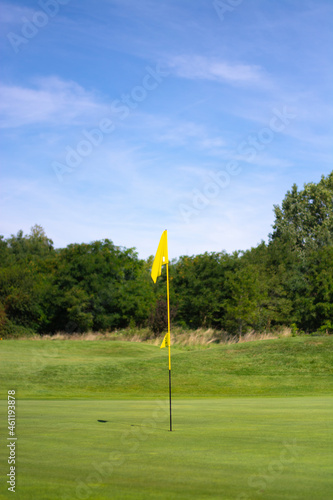 Golf Platz Fahne Gelb Himmel