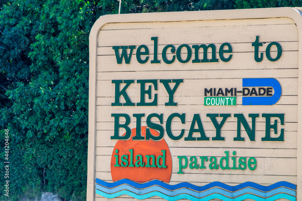Obraz premium Welcome to Key Biscayne road sign in Miami, Florida.