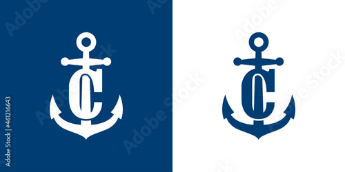 Logotipo con letra inicial C en silueta de ancla de barco en fondo azul y fondo blanco