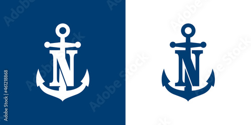 Logotipo con letra inicial N en silueta de ancla de barco en fondo azul y fondo blanco