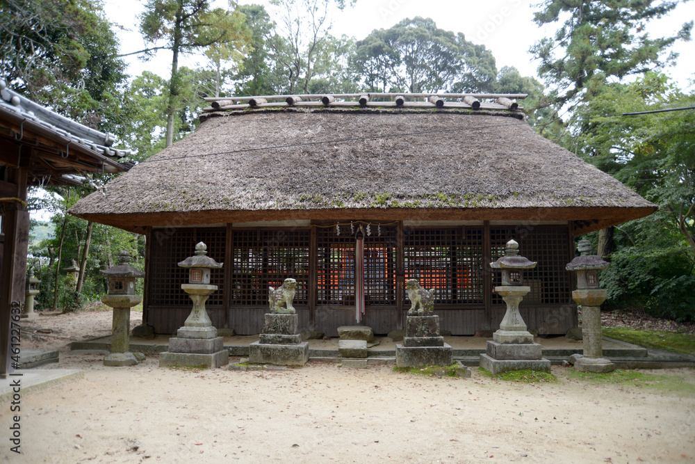 夜都伎神社 萱葺の拝殿 奈良県天理市 夜都伎神社 萱葺の拝殿 奈良県天理市