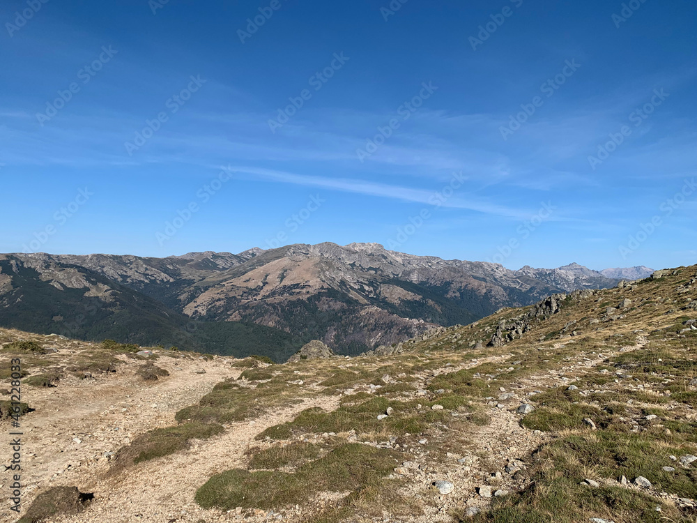 Sentier du GR20 dans les rochers Corse Sentier du GR20 dans les rochers Corse