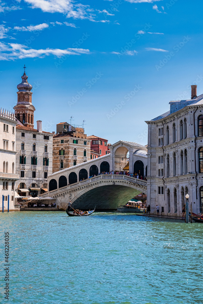 Naklejka premium Beautiful view of world famous Canal Grande and Rialto Bridge in Venice, Italy.