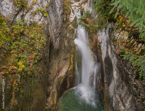 Kleiner Wasserfall in einer engen Felsschlucht