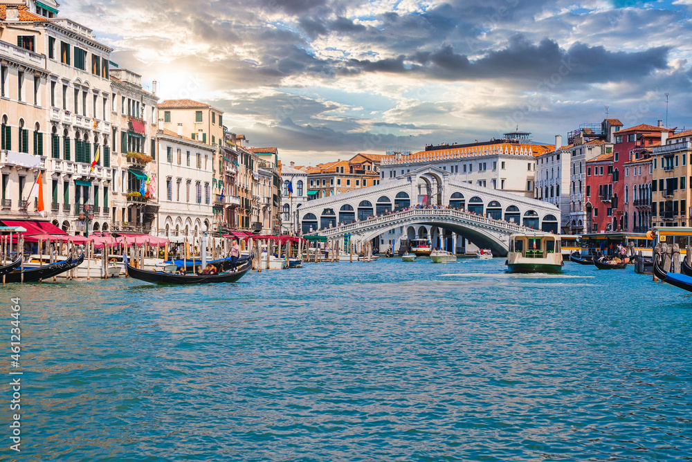 Obraz premium Beautiful view of world famous Canal Grande and Rialto Bridge in Venice, Italy.