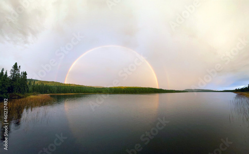 un arc-en-ciel sur le lac dans la forêt © Pascal Huot