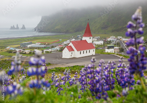 Cuadro en lienzo white church on the hill in Vik Iceland