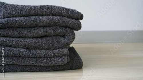 床に畳んで重ねられた洗濯物のタオルとコピースペース