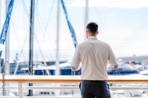 Homme vu de derrière regardant le port de Monaco
