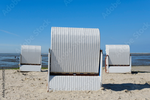 Strandkorb am Sandstrand, Harlesiel, Carolinensiel, Ostfriesland, Niedersachsen, Deutschland, Europa