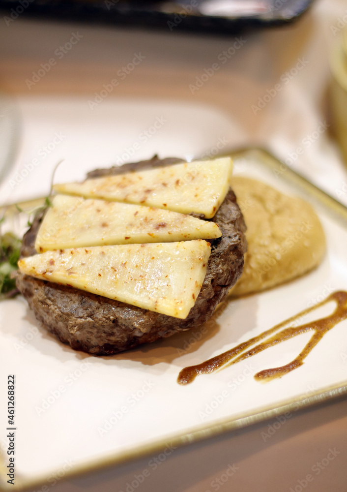 hamburguesa gourmet con carne de vacuno y queso curado aliñado con pimentón hamburguesa gourmet con carne de vacuno y queso curado aliñado con pimentón