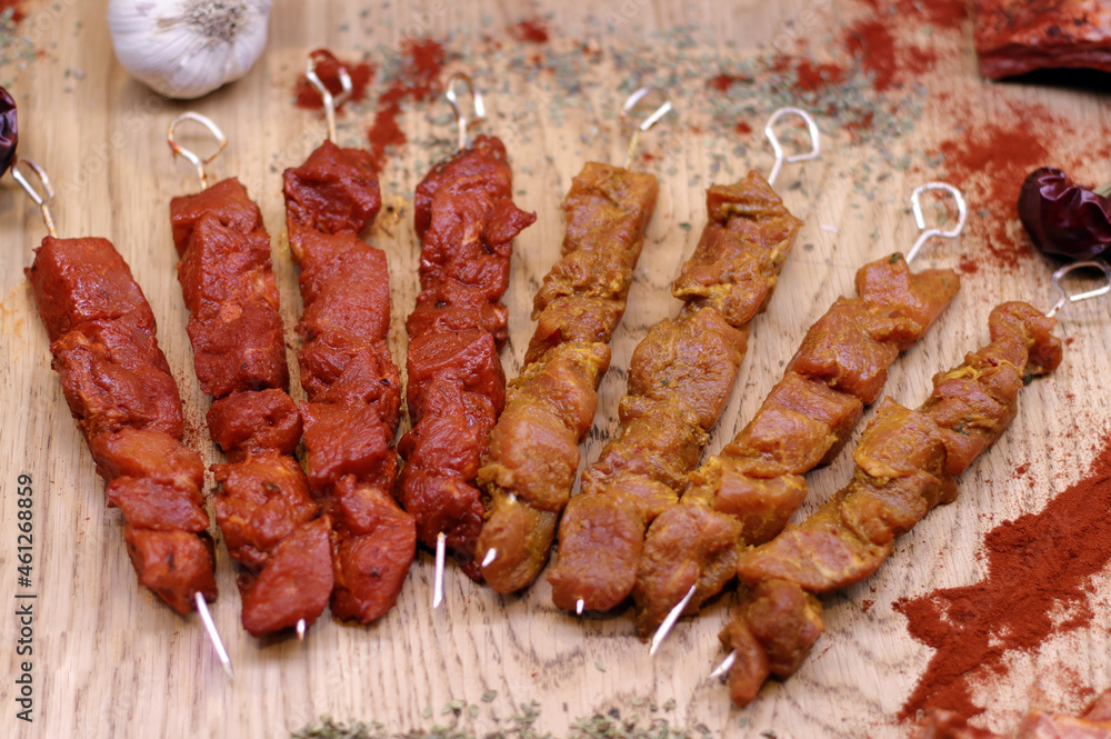 brochetas de pinchos morunos con carne adobada de cerdo, ternera aliñados con pimentón