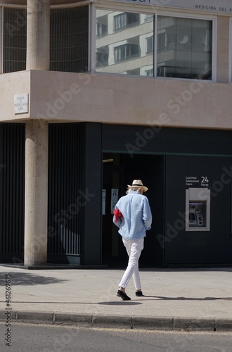 hombre caminando con sombrero © Fco
