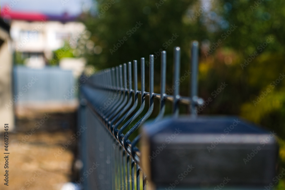  Płot . Panelowe ogrodzenie z siatki , siatka . Mesh panel fence.  - obrazy, fototapety, plakaty 