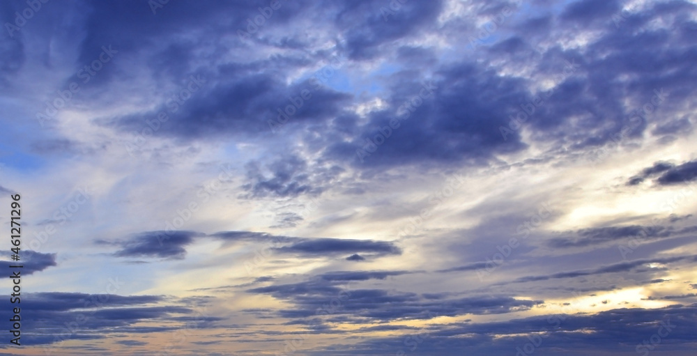 Obraz premium Cirrus and high-stratus clouds in the autumn sky