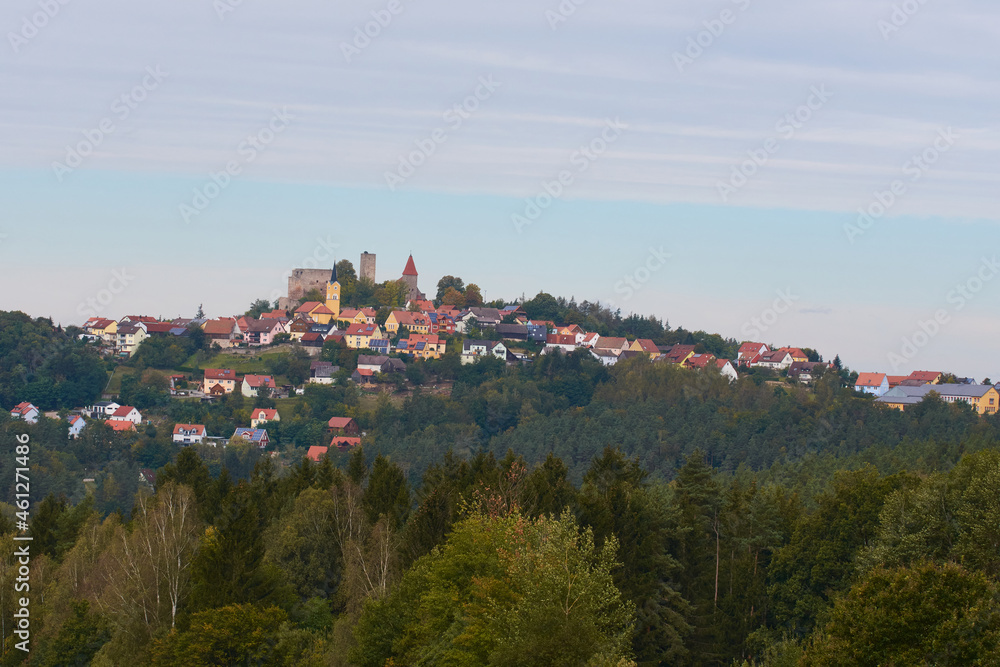 Blick zur Burgruine Leuchtenberg in Bayern	