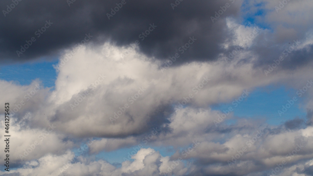 Ciel ponctué de quelques passages de cumulus de beau temps