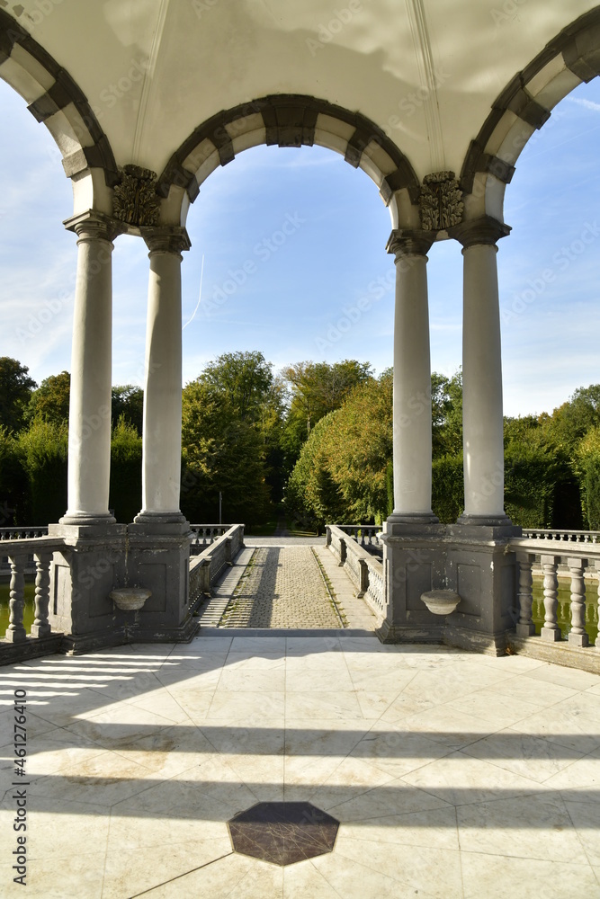 Ombres des colones sur le dallage à l'intérieur du Pavillon des Sept Etoiles en style baroque au parc d'Enghien en Hainaut 