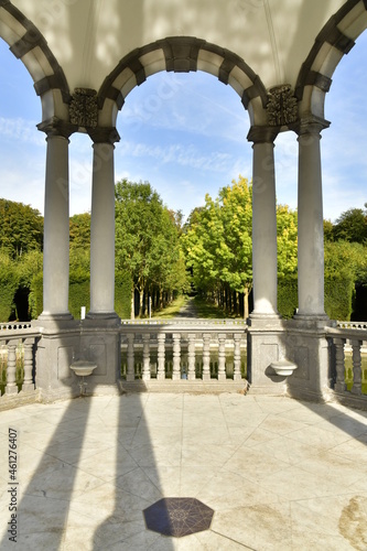 Ombres des colones sur le dallage à l'intérieur du Pavillon des Sept Etoiles en style baroque au parc d'Enghien en Hainaut  photo
