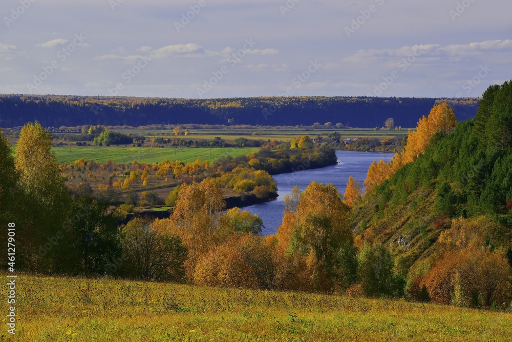 Obraz premium White Sorokinsky rocks in golden autumn decoration - a gypsum mountain on the right bank of the Sylva river near the village of Soroki