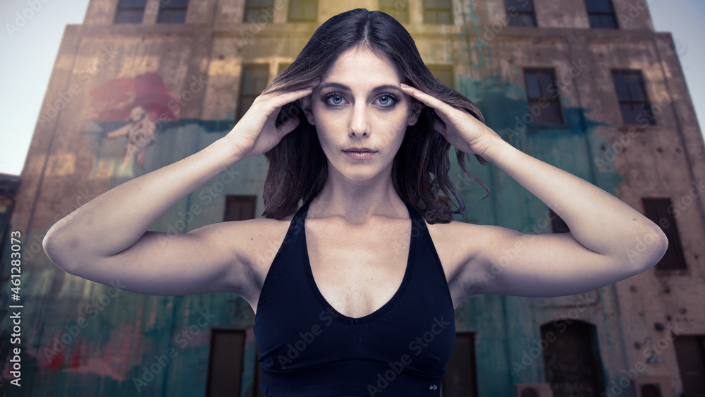 Obraz premium woman with headache in the city