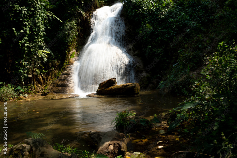 Obraz premium Beautiful landscape of waterfall in the fertile forests of Thailand