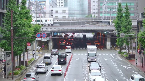 福岡の都市風景、交通風景、博多駅周辺のトラフィック、車、電車、人々
