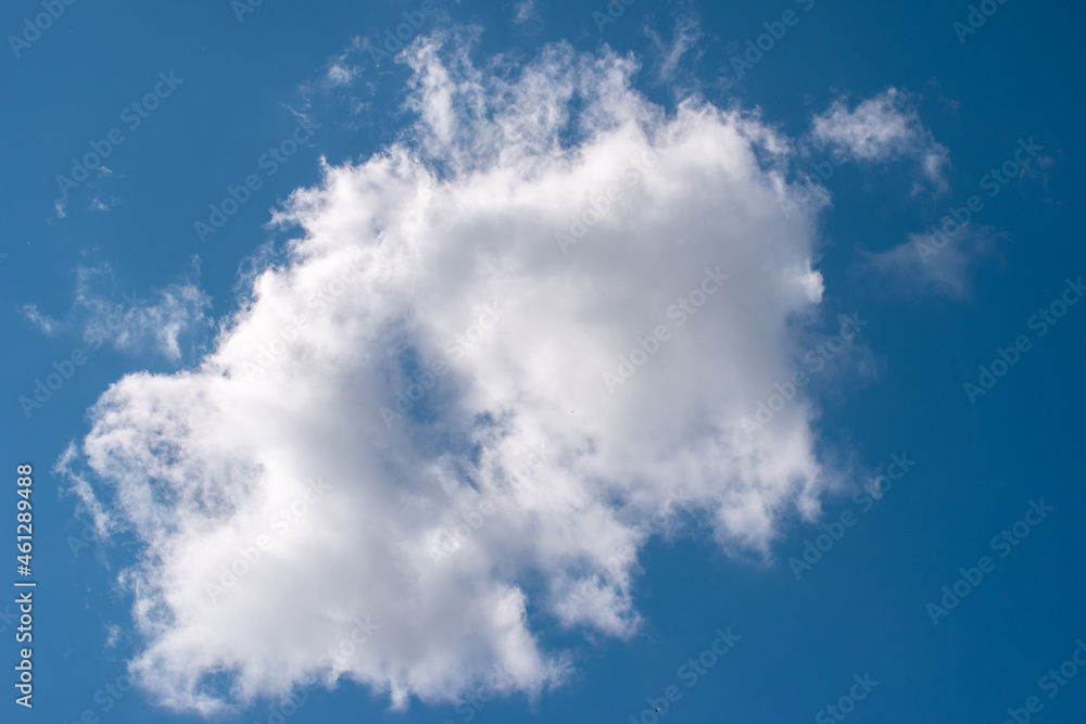 Obraz premium Puffy white cloud on blue summer sky