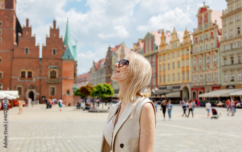 Fotografie Tourist woman in sunglasses on vacation in old town of Wroclaw, Poland