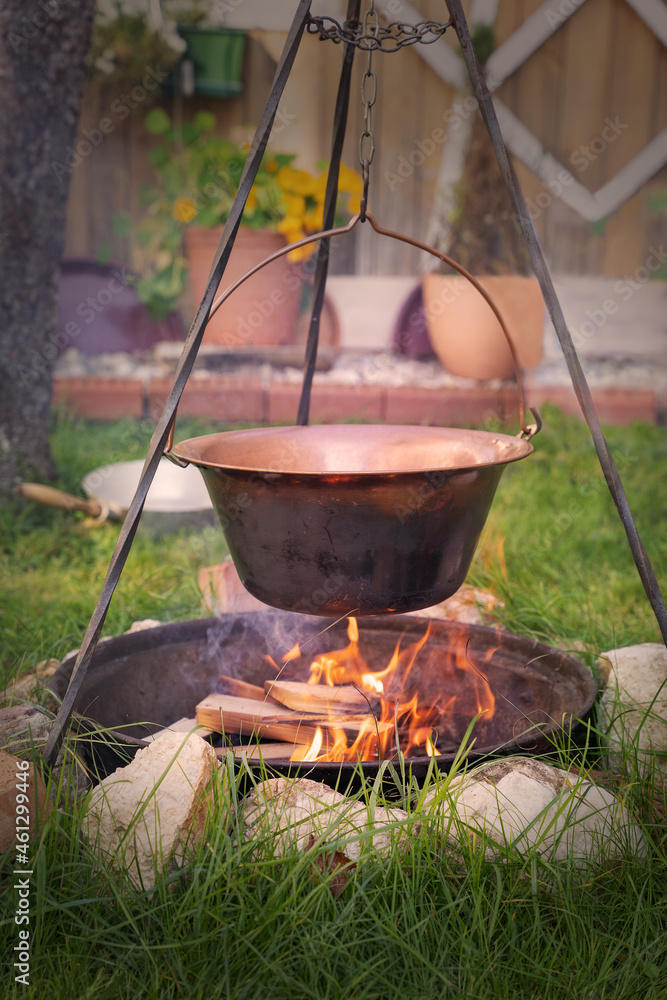 Essen kochen im Kupferkessel über dem Lagerfeuer Essen kochen im Kupferkessel über dem Lagerfeuer