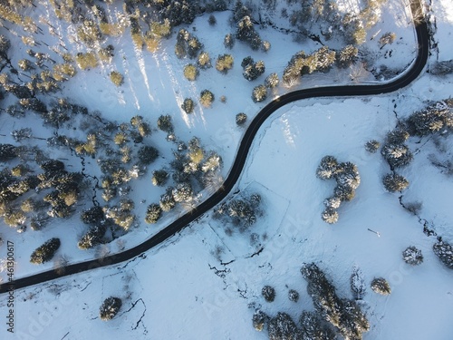 Vista aérea de carretera de montaña completamente nevada