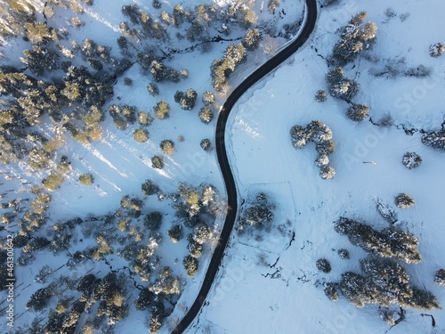 Vista aérea de carretera de montaña completamente nevada